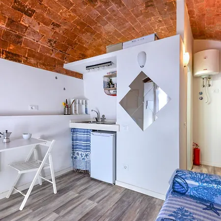 Vespa Mini-house In Elba *